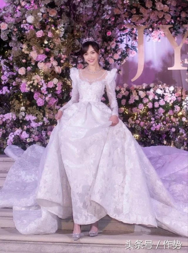 穿白色礼服的糖糖