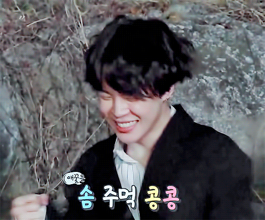 各种气质的混合,但在那些温柔与帅气中,又有着他自己独特的空灵与俊秀