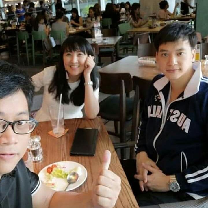 貌似是昨天的新图 和朋友一起吃饭 素颜帅哥真嫩