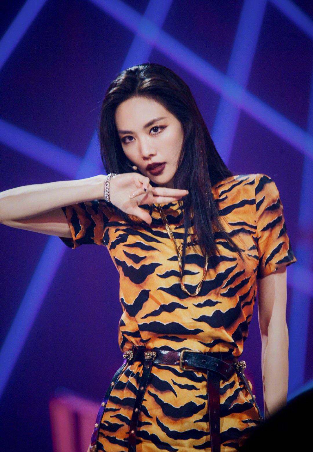 " 而对于二人"塑料姐妹花"的说法,王霏霏霸气表示"我们之间的感情好不