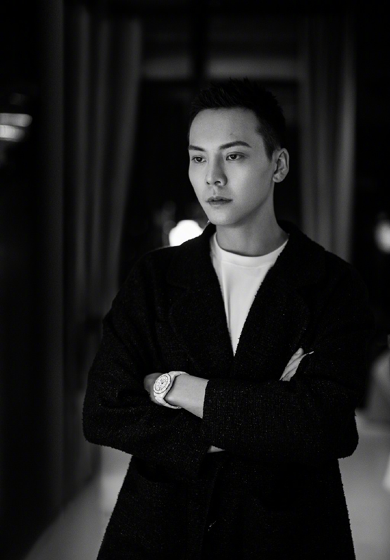 陈伟霆西装造型又酷又阳光,镜头感超强,有被撩到~ 查看完整图片 查看