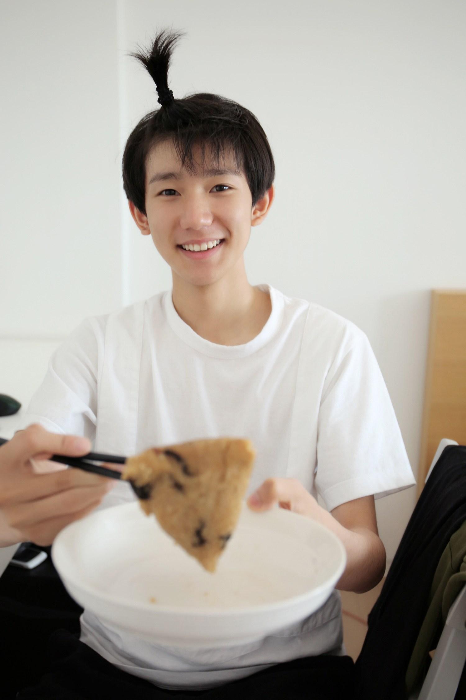 王源你笑起来真好看像春天的花一样