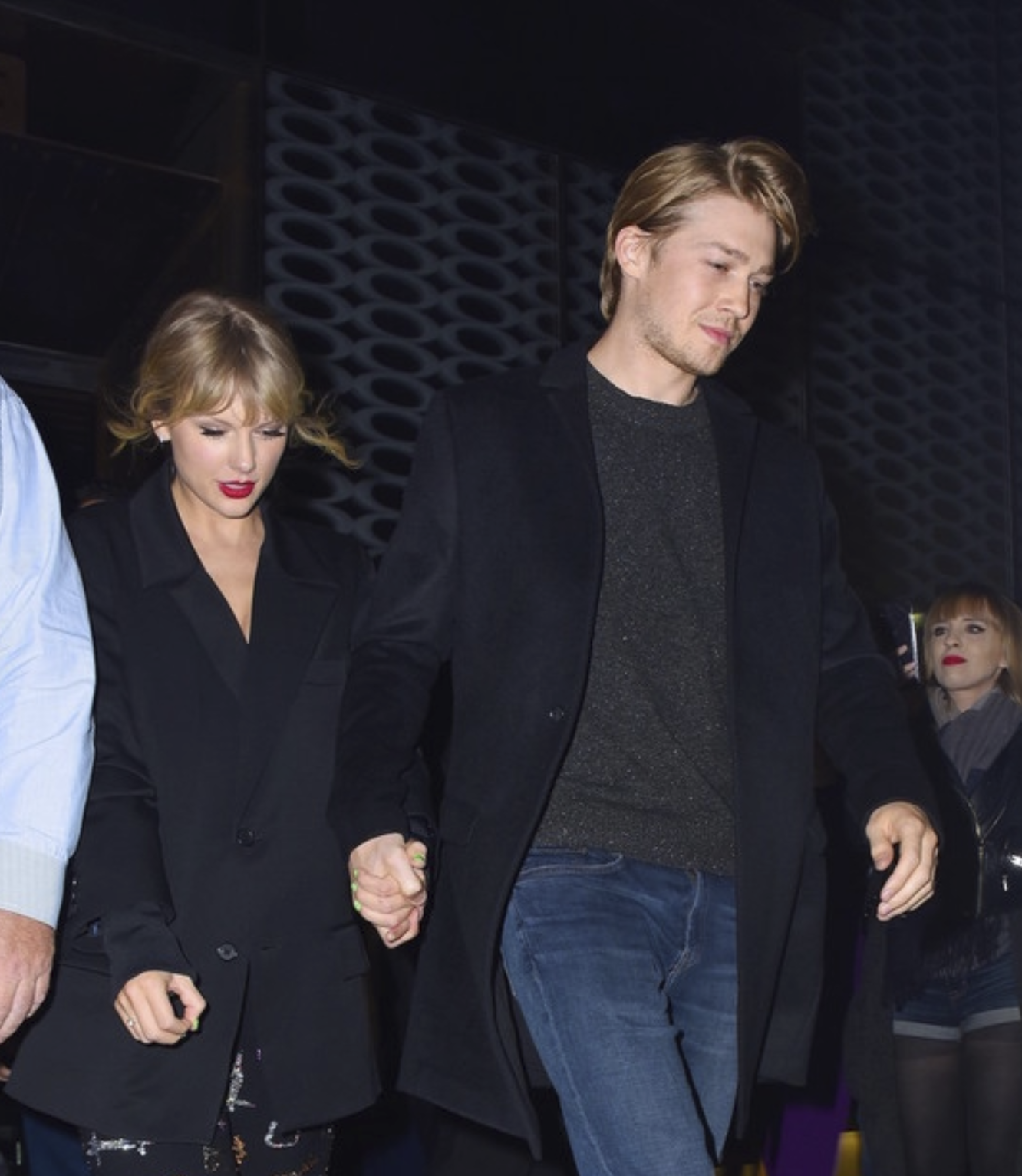 泰勒-斯威夫特(taylor swift)与男友乔-阿尔文(joe alwyn)现身街头.