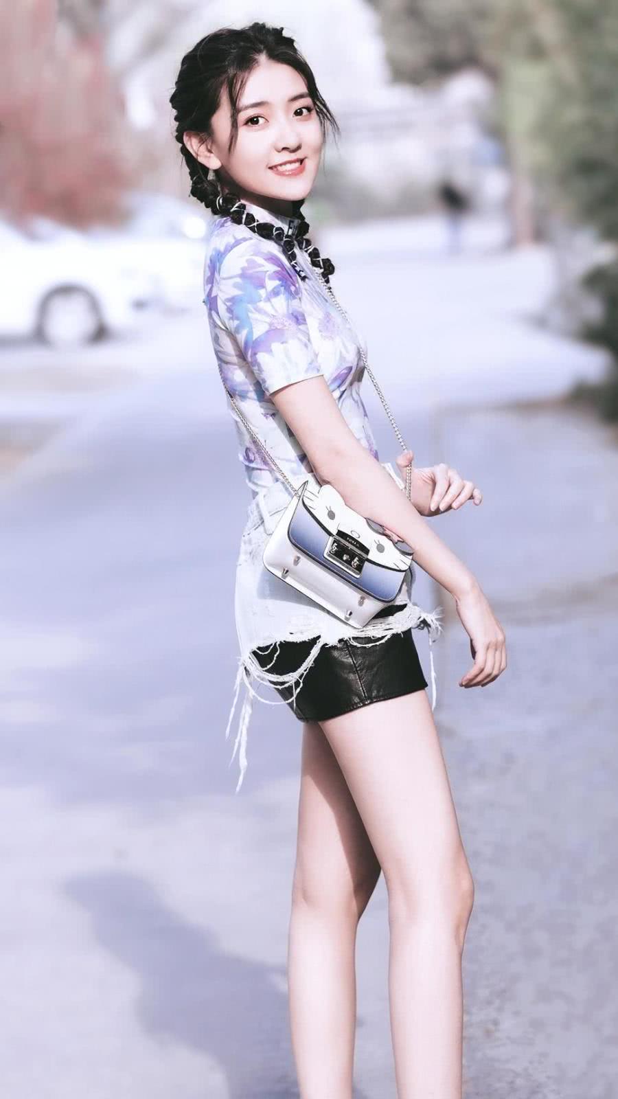 梁洁美照来袭~短裙套短裤好有个性,好吸睛!