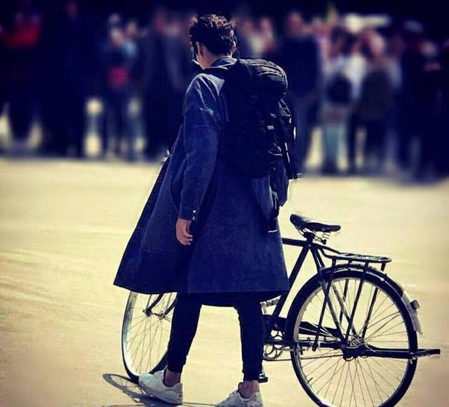 to 吴亦凡:你的背影,让人好想依靠.