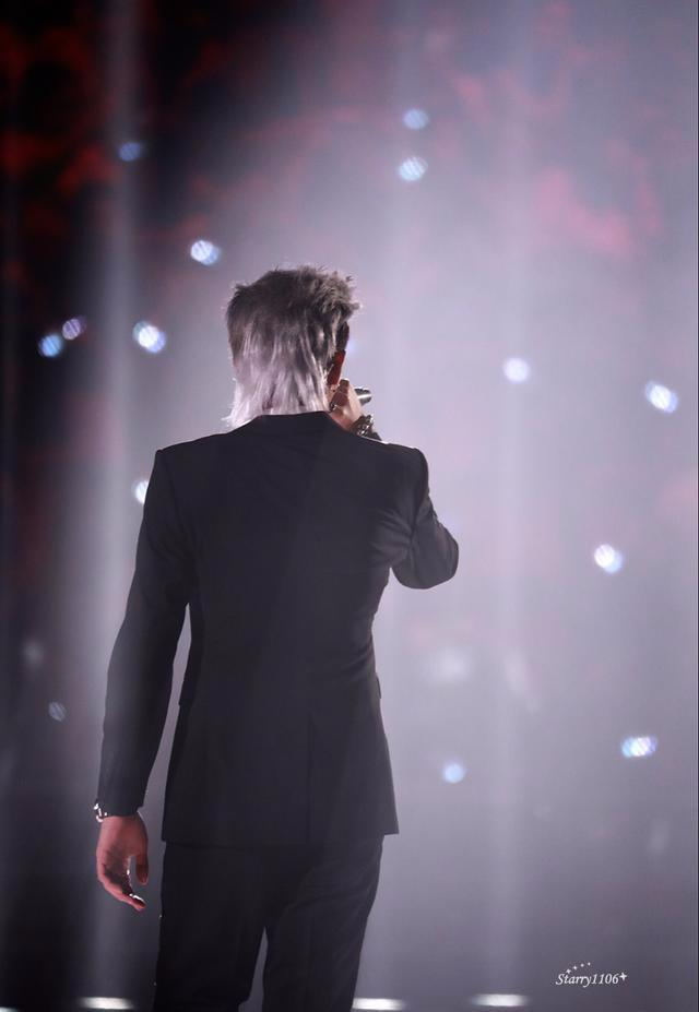 to 吴亦凡:你的背影,让人好想依靠.