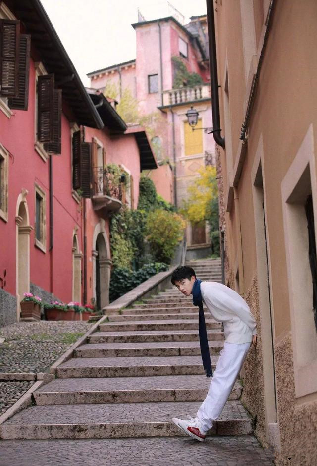 刘昊然大概是最会拍旅游照的男明星了!