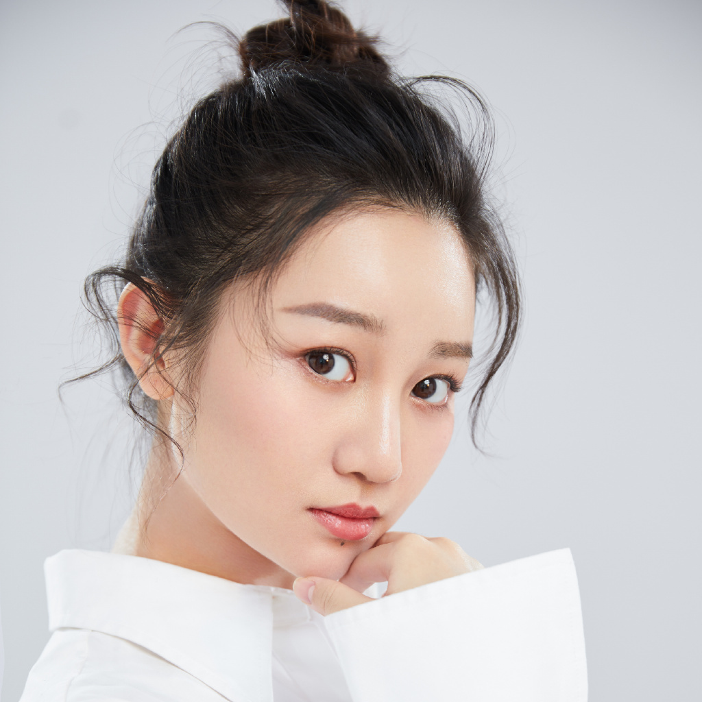 张 馨 