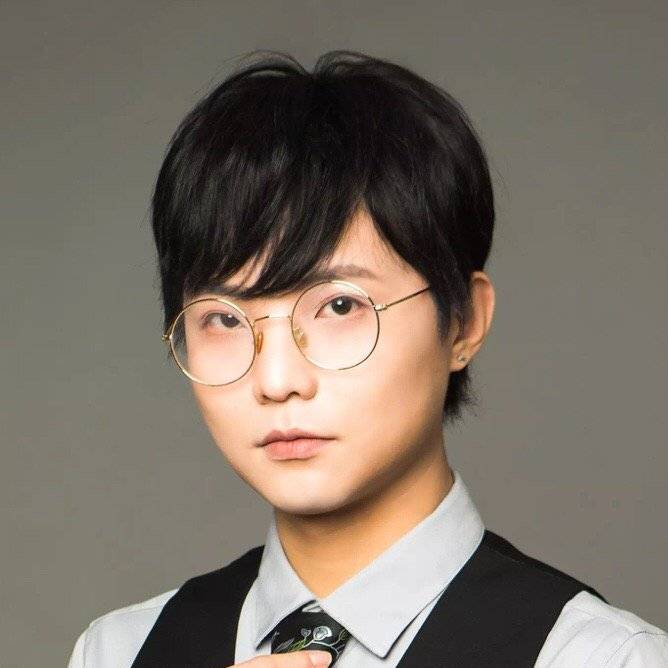 柯暮卿职 业:配音演员歌手别 名:妮妮简 介:柯暮卿,音熊联萌旗下配音