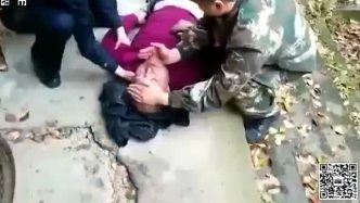 民房起火 消防救出昏迷男子