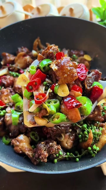 今天分享一个麻辣开胃的花椒鸡做法!