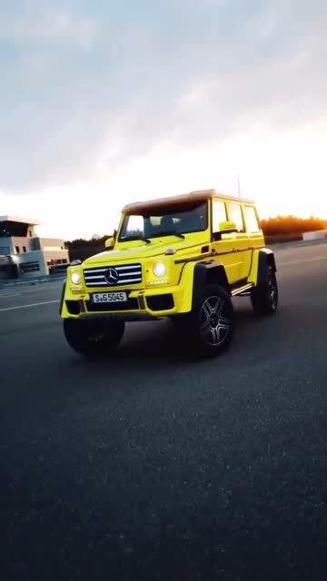 快镜头展示黄颜色奔驰g500那帅气的造型