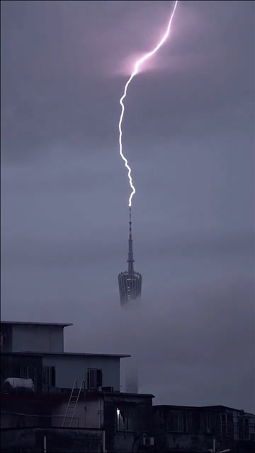 璀璨一击!广州塔"接闪"瞬间,紫色闪电划破长空场面震撼