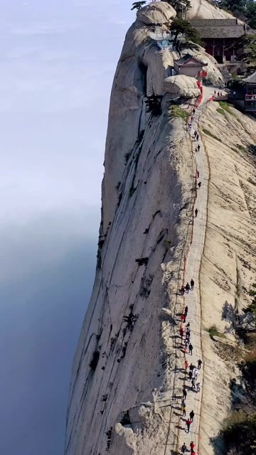 行走在华山西峰绝壁上,相当于行走于悬崖绝壁上!