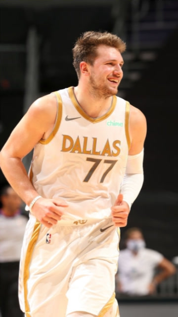 东契奇抢断一条龙,自家板凳席这个庆祝动作,太皮了