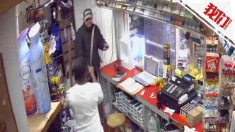 美国加油站遭一对男女打劫 店员抄起大砍刀自卫“反杀”