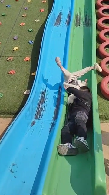 担心孩子一个人滑滑梯危险,爸爸陪同一起滑结果太坑了!