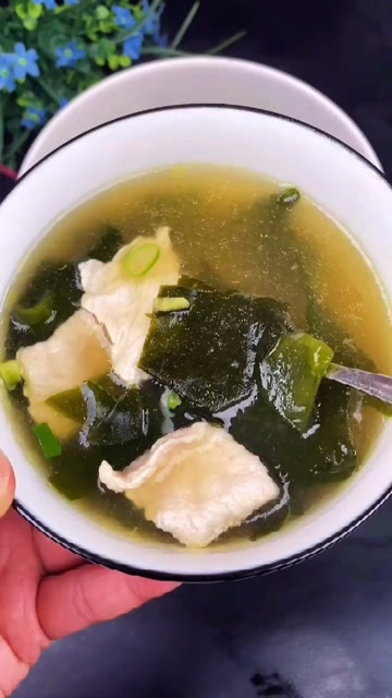 做一锅这样的裙带菜肉汤,汤鲜味美,简单又营养