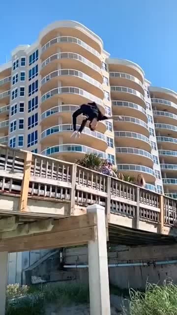 小伙胆子是真大,这么高都敢往下跳,真是牛