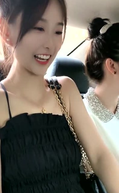 豪車的後座,永遠是女人最嚮往的,車模一姐蘇寧也不例外!