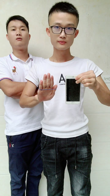 皮筋穿越手机,直接拆穿了