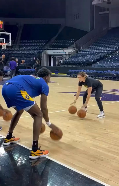 怀斯曼赛前跟着训练师做运球训练