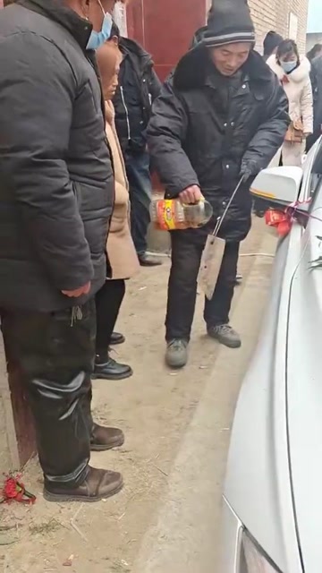 结婚习俗大伯子哥浇犁铧!