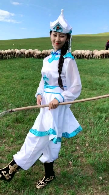 草原上的牧羊姑娘有种自然美,这样的妹子真是太漂亮了!