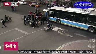 骑车带人路口被撞 车上孩子被吓不轻