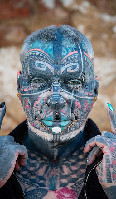 72岁老人全身98%纹身,皮肤植入17个磁性金属,称找到另一个自我