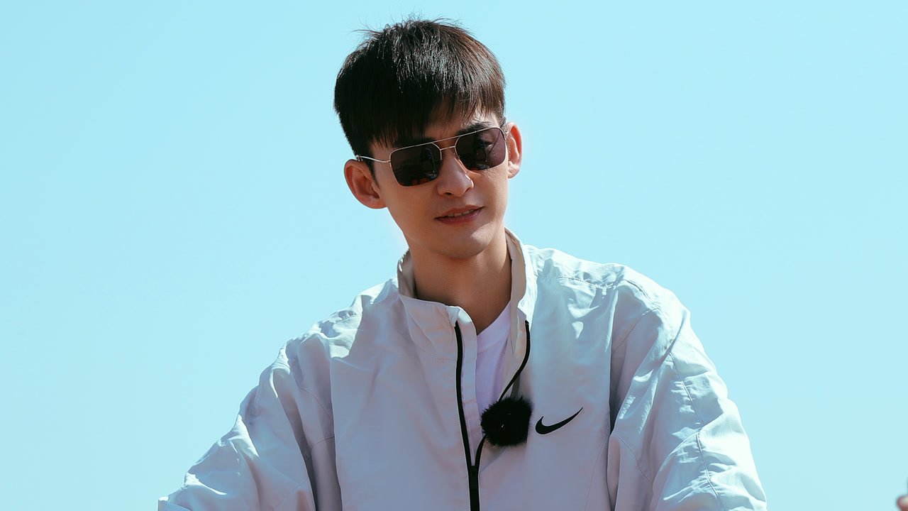 张翰一秒换装吴磊看呆了,吴磊戴上眼镜后变身文艺小帅哥