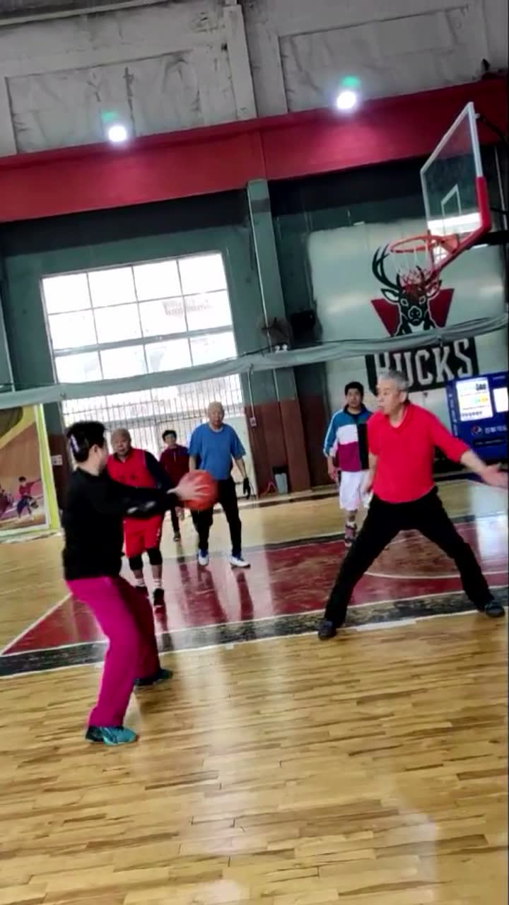 银发老人也可以打好篮球