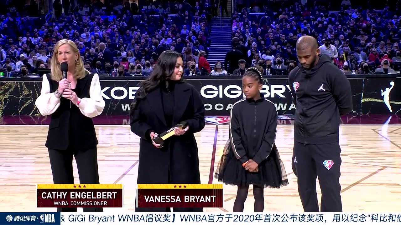 实至名归！ 瓦妮莎为保罗颁发Kobe&GiGi WNBA倡议奖