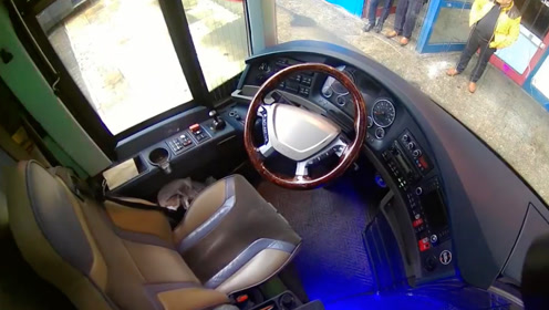 国外客运站实拍,尼奥普兰大客车,看看车厢内饰什么样?