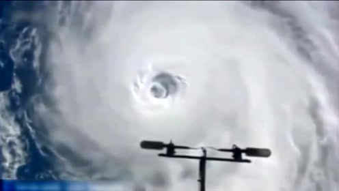 国际空间站拍摄到不明飞行物穿越暴风眼上空的图片