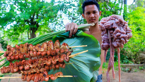 小哥野外做猪肠烤串吃,这种美食一般人不敢吃!