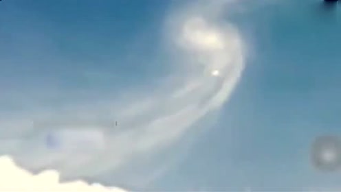 国外男子去瑞士旅游，在瑞士拍到不明飞行物进入漩涡云层的图片