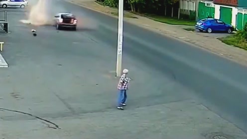 男子在走路,身后一辆汽车突然撞在路灯杆子上,监控拍下惨烈一幕