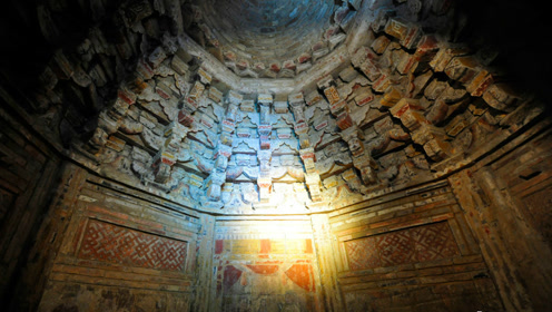 蚂蚁山挖出千年金刚大墓,难以开凿只能爆破,墓中竟冒出个圆东西