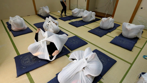日本奇葩减压方式,将人绑成大粽子,200元一次花钱找罪受?