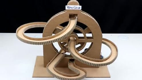 用纸板diy大转盘游戏,玩起来真带劲,看看他是怎么做的