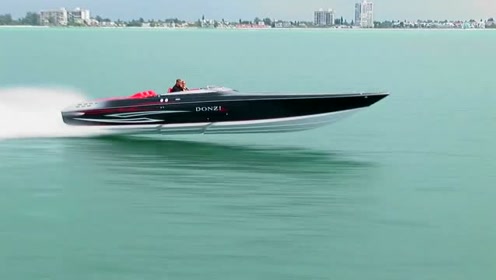 上传者:纪客时 间:2020-12-27在竞速快艇上感受海上速度与激情!