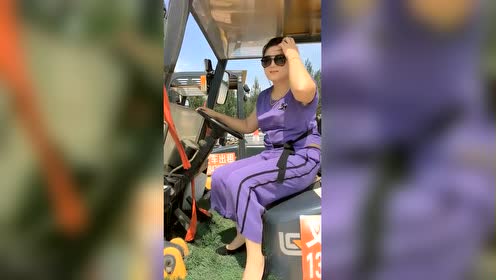 开叉车的女司机,身材就是这么强壮