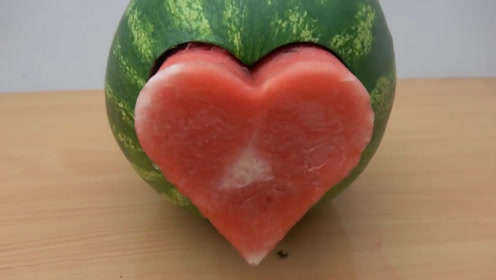情人节小伙制作模具,切出爱心西瓜,网友:我要有妹妹就嫁给你!