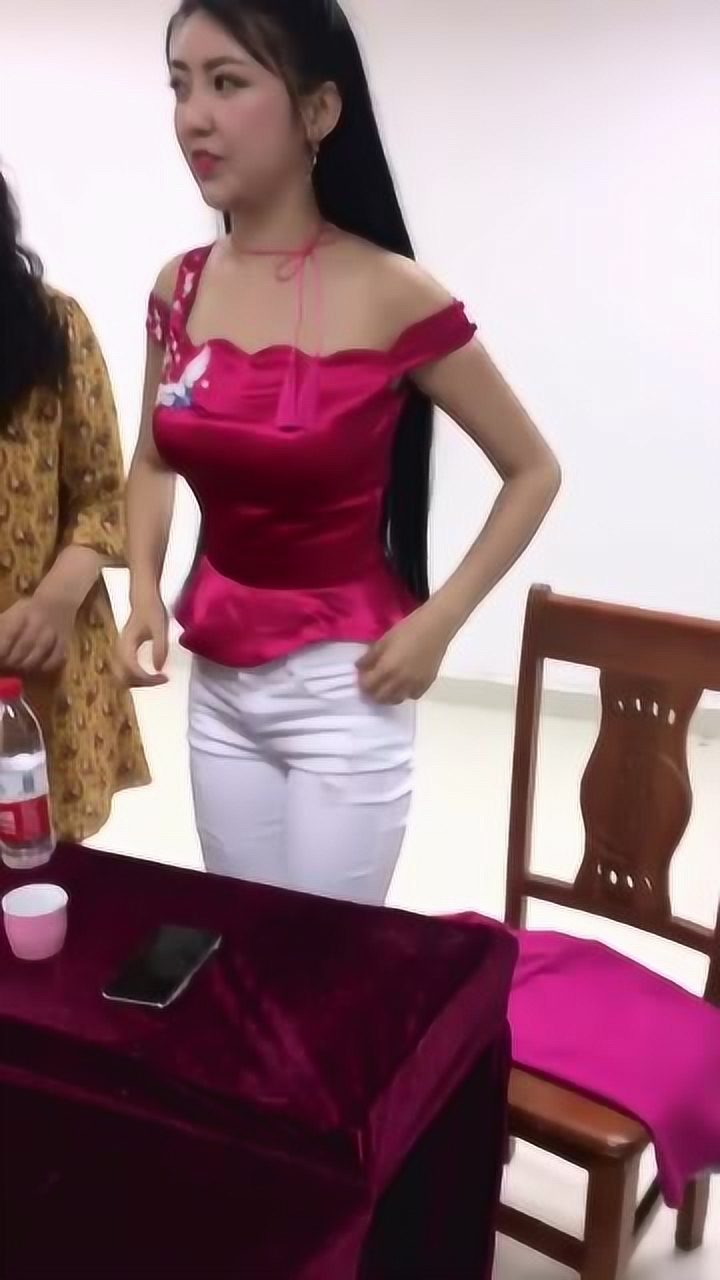 歌手任妙音纤细的小身材,越看越漂亮!