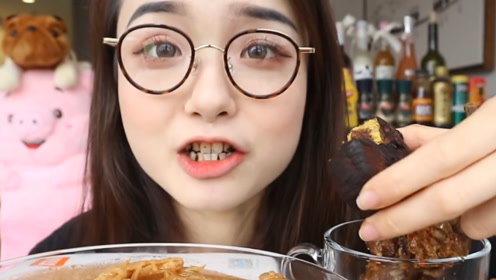 网红吃播哎哟阿尤,走红后被众人反感,无下限吃播更让人质疑真实