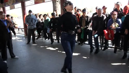 天津水上公园 姐姐大跳鬼步舞引来百人围观