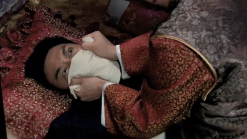 老爷卧病在床,恶毒小妾联合哥哥一起,打湿了毛巾想把老爷给捂死