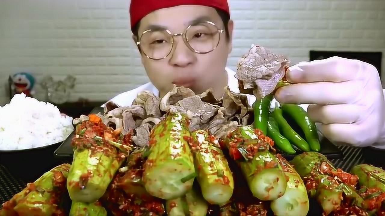 吃货小哥吃麻辣腌黄瓜配牛肉,大口往嘴里塞肉,都辣的不行了!