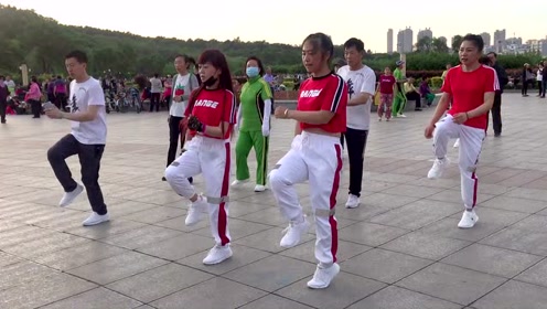 广场鬼步舞《众人划桨开大船》老歌新跳更好看